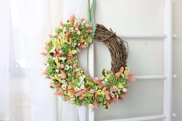 Dried Daisy Flower Wreath: Half-Moon Grapevine Base, 16 Inch